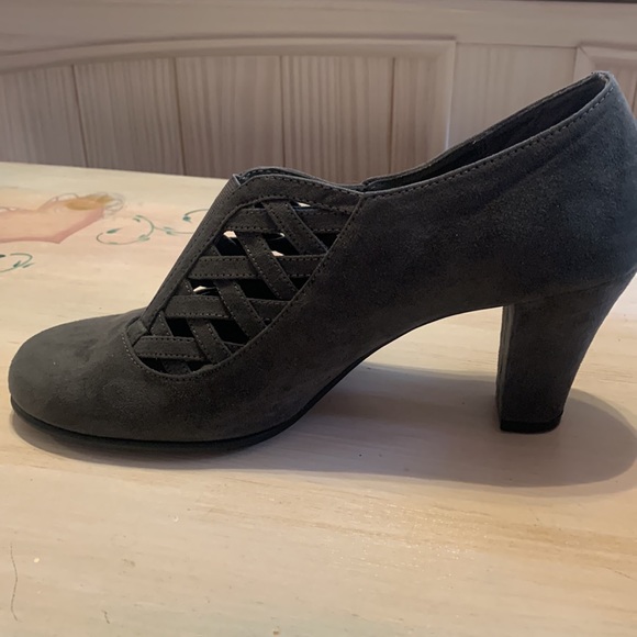 Aerosoles Heelrest Suede finish booty. - Picture 2 of 4